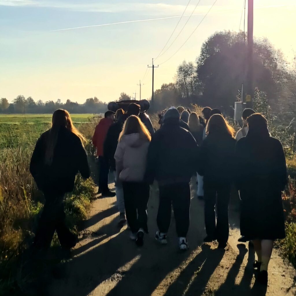 Grupa osób idąca na spacer.